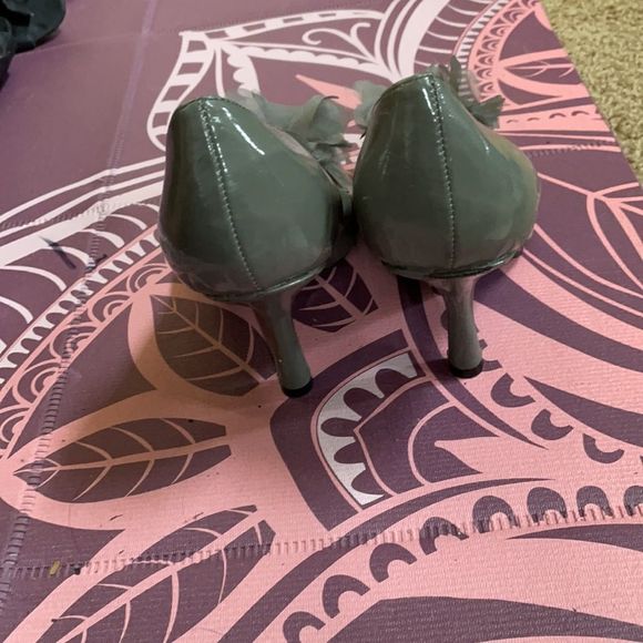 Gray open toe high heels with flower and gem - Picture 4 of 6